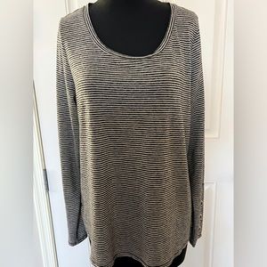 Xl cute stripped black and white top with circle trim
